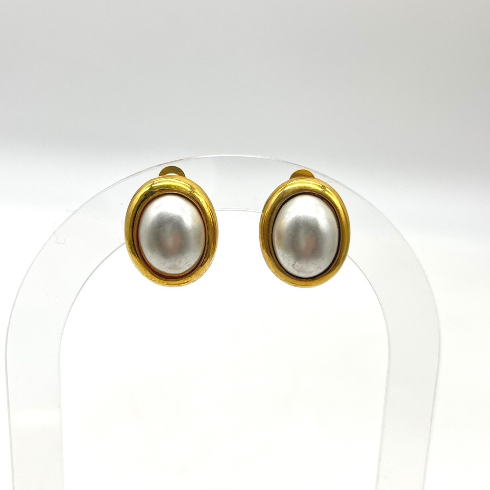 Vintage Gold Tone Faux Pearl Oval Cabochon Clip On Earrings Classic Retro